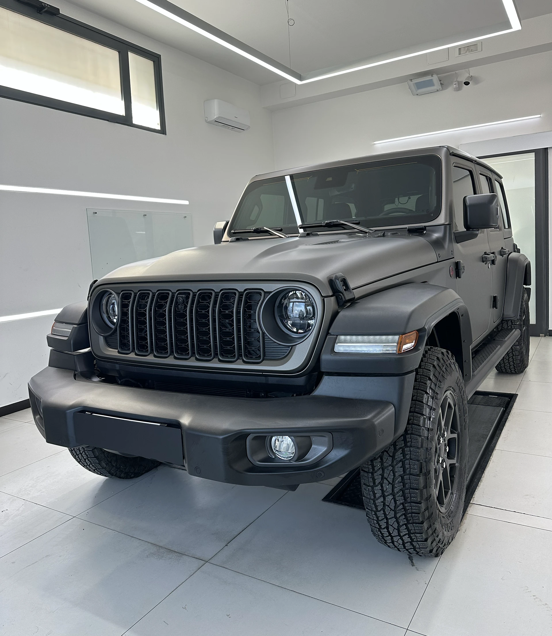 Jeep Wrangler Rubicon – Matte Charcoal Metallic