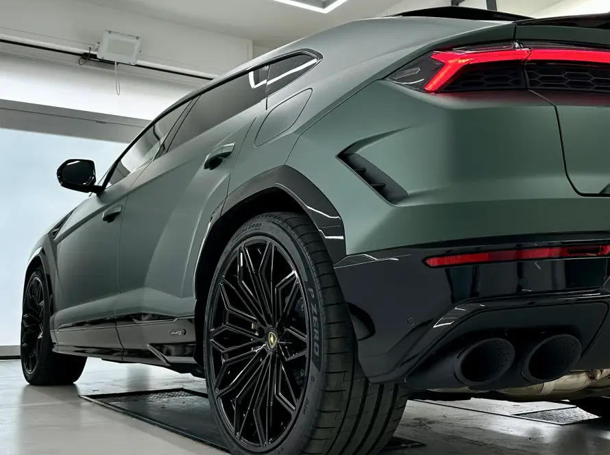 Lamborghini Urus SE, wrapping Eternal Green Metallic, Play Solution