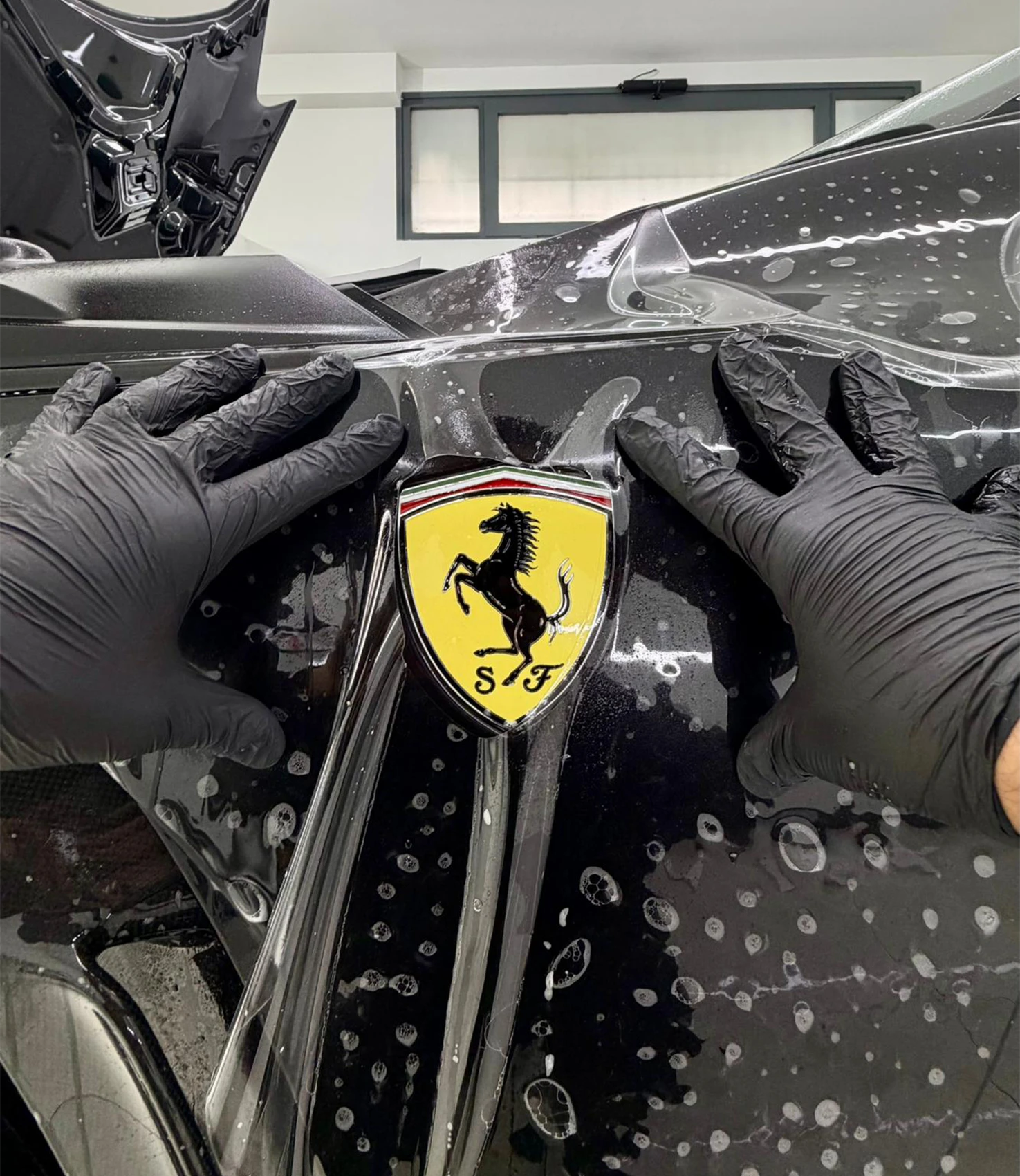 Lavorazione PPF su cofano Ferrari Purosangue